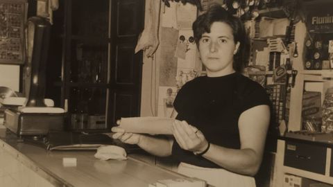Manuela Ramos, en la tienda de su Cine Pedroso (en Narón), entre 1969 y 1970