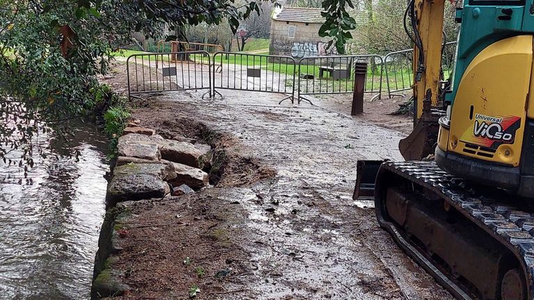 La erosión provocada por el agua del Gafos provocó desprendimientos en el muro de contención, que está siendo restaurado