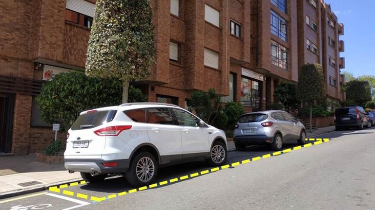 Uno de los puntos de recarga eléctrica previstos en Oviedo, en la calle Naranjo de Bulnes, frente a la clínica Asturias