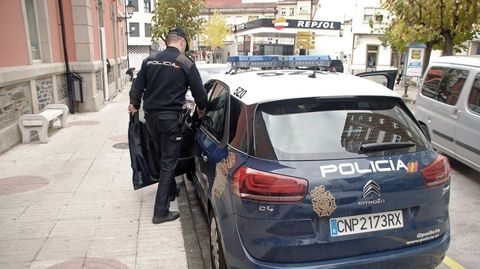Un policía entra en un coche patrulla frente al juzgado de Monforte, en una fotografía de archivo