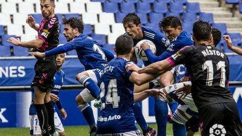 Jimmy, Edgar, Grippo y Lucas, en una accin de baln parado en el Oviedo-Sabadell