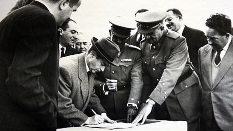 El alcalde Peñamaría de Llano firma la cesión del castillo de San Antón al Ayuntamiento de A Coruña en 1960