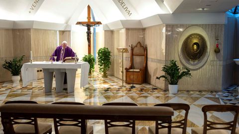 Misa sin asistentes oficiada por el papa Francisco en Santa Marta, en el Vaticano.