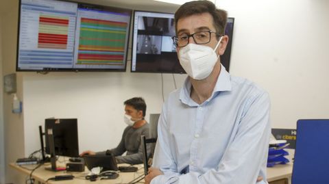 Javier Quiles del Ro ante parte de los monitores en los que controlan procesos.