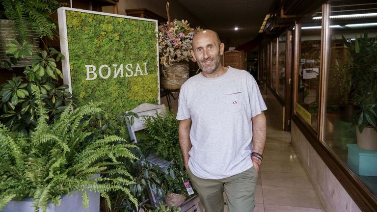 Santi, en la floristería Bonsai, en la que trabaja, en el barrio de A Ponte
