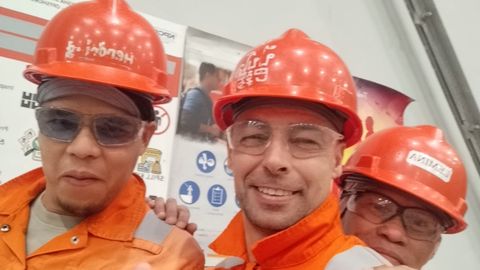 Pablo L�pez con sus compa�eros en la nave en la que trabajaban en Abu Dabi antes de que comenzaran los bombardeos