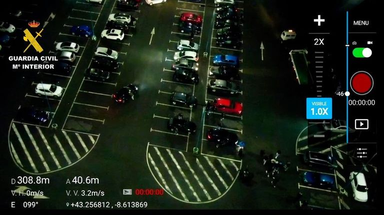 Más de treinta denunciados en una concentración ilegal de más de 150 coches en el polígono de A Laracha