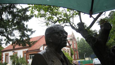 Busto de Gonzalo Torrente Ballester en Ferrol