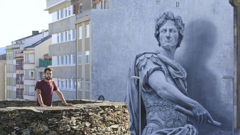 Diego As junto al mural de Julio César que pintó en Lugo y que fue elegido por la plataforma Street Arte Cities como el mejor del mes.
