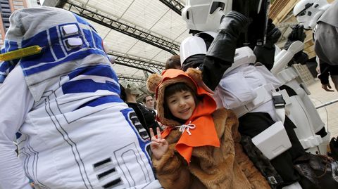 Varias personas disfrazadas como personajes de Star Wars en Tokio.