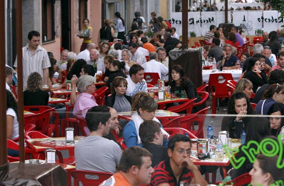 Las terrazas de sitios como el Paseo do Malec�n de Sarria est�n repletas en el verano. 