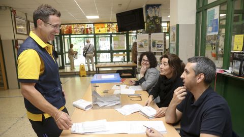 Un empleado de Correos entrega los votos por correo en el IES Arzebispo Xelmírez, en Santiago, el pasado 28 de mayo, día de las elecciones municipales en Galicia.