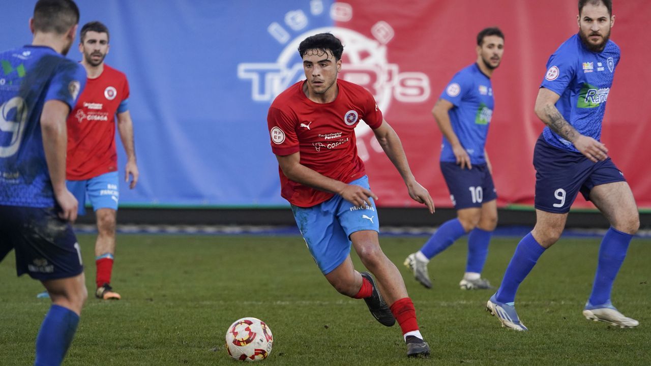 Partido entre la UD Ourense y la UD Barbads en O Couto.