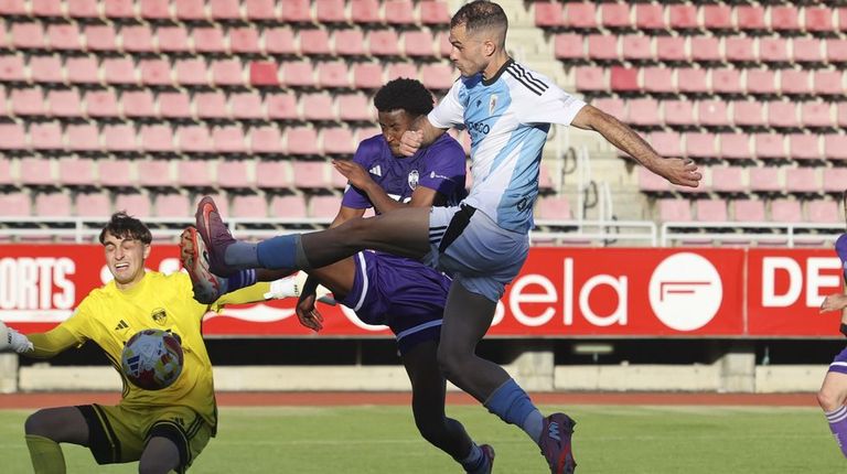 El Compos salva el primer puesto gracias a un penalti que transforma Cañi (2-2)