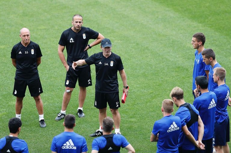 Anquela habla con varios miembros de la plantilla durante un entrenamiento