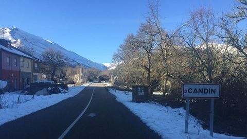 Localidad leonesa de Candín, que pide llamarse Ancares. Al fondo de la imagen, en las cumbres, el puerto de Ancares