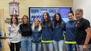 Jugadoras del equipo Club Balonmano La Calzada junto Adia Nuo y Jos Ramn Tuero