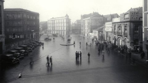 AVIENTU. De Constantino Surez es la fotografa que cierra el calendario en diciembre: la plaza de Fermn Galn, hoy la plaza del Carmen, hacia 1934
