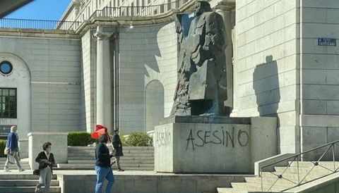 La estatua de Indalecio Prieto en los Nuevos Ministerios de Madrid amaneci con pintadas de asesino