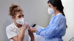 Una sanitaria recibe la primera dosis de la vacuna contra el coronavirus en Asturias