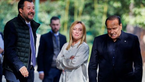 Los lderes de la Liga, Matteo Salvini; Hermanos de Italia, Giorgia Meloni; y Forza Italia, Silvio Berlusconi, tras una reunin en Roma en octubre del 2021