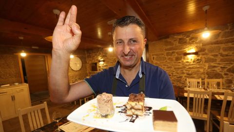 Paco Cousillas, de As Pías, con algunos de los postres del restaurante