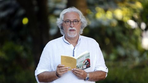 O escritor Antonio García Teijeiro publica «Se falases de min».  