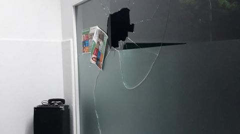 Unos desconocidos arrojaron un ladrillo con hormign contra uno de los cristales de la fachada