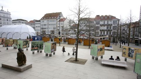 La plaza de Armas acoge actualmente una exposicin sobre Carvalho Calero y un mercado navideo
