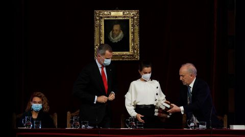 Los reyes, que presidieron el encuentro de academias, reciben de manos de Muñoz Machado la «Crónica de la lengua española 2021», que analiza el estado del idioma en el mundo.
