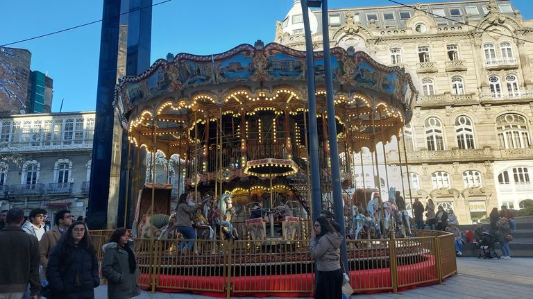 El tiovivo arranca en Porta do Sol en el año con menos atracciones infantiles en las Navidades en el centro de Vigo