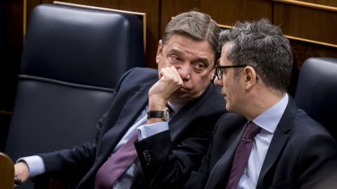 El ministro de Agricultura, Luis Planas y el de la Presidencia, Félix Bolaños, durante la sesión en la que se aprobó el decreto anticrisis