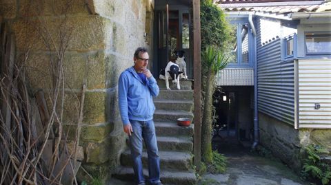 Manfred, que es arquitecto especialista en rehabilitaciones, en la casa que restaur una aldea y donde vive solo