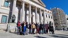 Los diputados del PSOE ourensano fueron recibidos frente al Congreso.