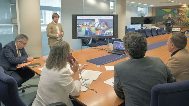 Ethel Vázquez (de blanco, hablando por teléfono), conselleira de Infraestruturas, y Javier Arias (el segundo por la derecha), delegado de la Xunta en Lugo, siguiendo la reunión presentada por el Ministerio de Transportes sobre el derrumbe del viaducto de la A-6, acompañados de otros cargos de la Xunta.