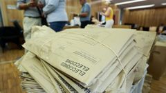 Sacas con papeletas del voto exterior, en las últimas elecciones generales, recibidas en Lugo. 