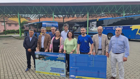 El consejero de Movilidad, Medio Ambiente y Gesti�n de Emergencias, Alejandro Calvo, presenta en Llanes el nuevo dispositivo de transporte p�blico