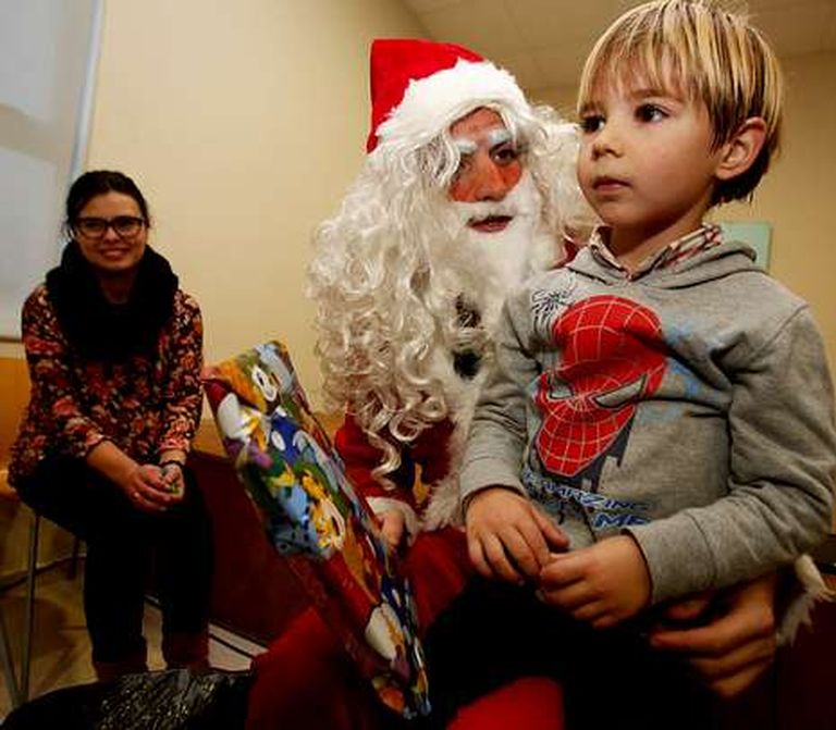 Los niños de Vimianzo recibieron al Apalpador y, los de Seaia, en Malpica, a Papá Noel.