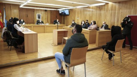Pulleiro (en primer plano) y García Adán (en la televisión, interviniendo desde prisión), en la sesión del juicio de la pieza principal de la Operación Carioca, celebrado en la Audiencia Provincial de Lugo en noviembre del 2021.