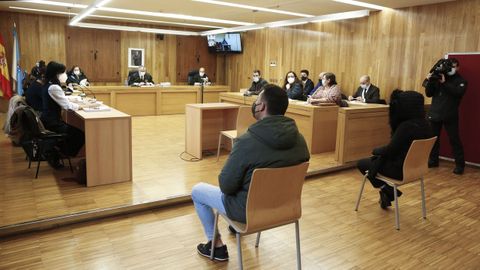 Pulleiro (en primer plano) y Garca Adn (en la televisin, interviniendo desde prisin), en la sesin del juicio de la pieza principal de la Operacin Carioca, celebrado en la Audiencia Provincial de Lugo en noviembre del 2021.