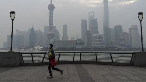 Un hombre corriendo en el distrito financiero de Shanghai. 