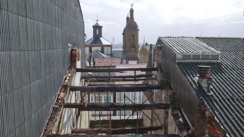 Desde los alto del edificio de Riva y de Soto se puede ver el otro inmueble que tambin se est reformando (el 162 de la calle Magdalena) y las torres de San Julin