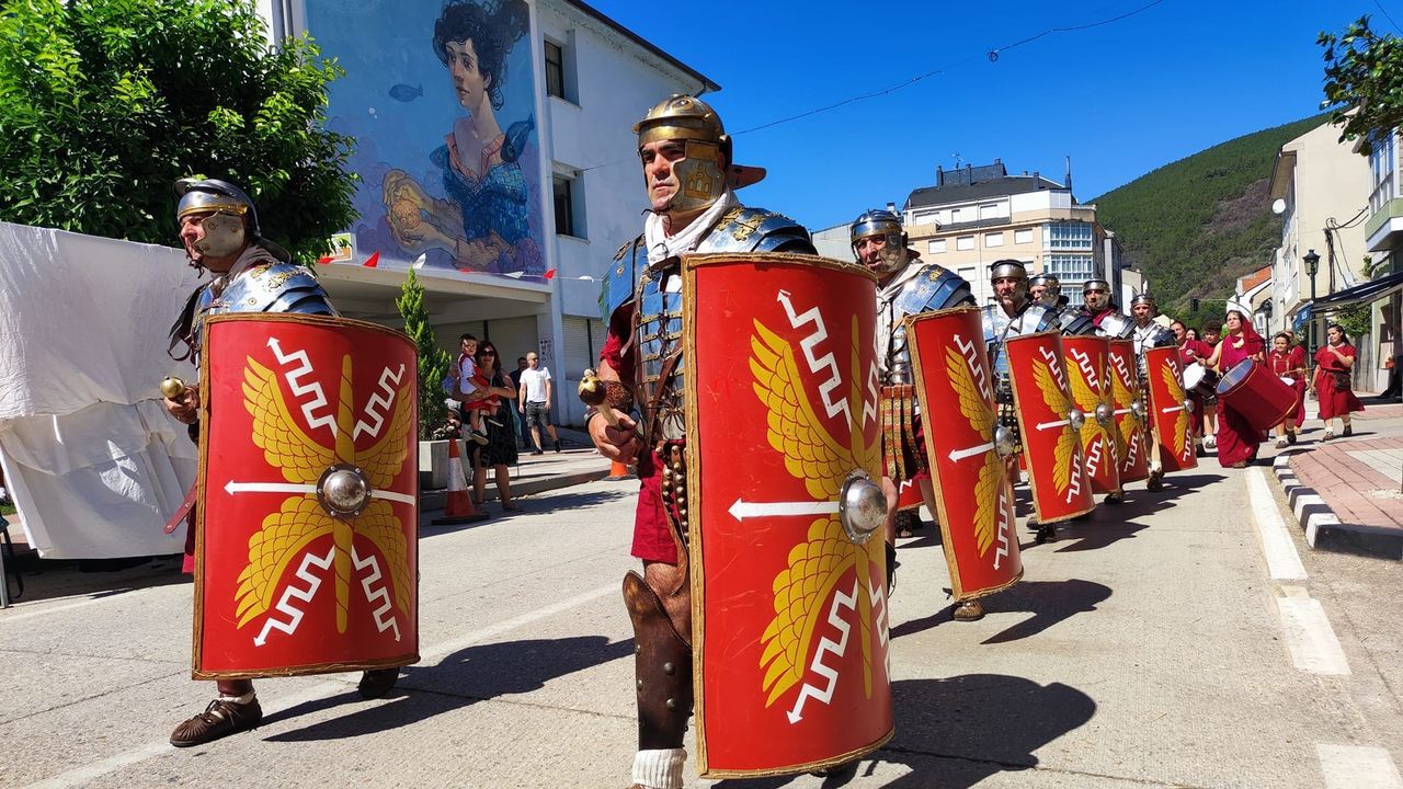 Imgenes de la renacida fiesta romano-castrea de Quiroga.Mirs, Martnez, Sampedro y Parada presentaron la cita en la plaza de Vigo.