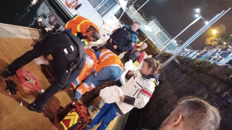Un traficante de drogas se tira al mar en Vigo para huir de la policía, que le salva la vida tras desmayarse