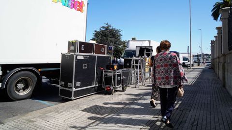 rodaje.Trabajadores de la productora Vaca Films preparando este miércoles la grabación en el centro de A Coruña, en la zona de la plaza de A Palloza