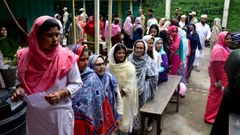 Varias mujeres esperan para depositar su voto, el viernes en Manipur, India.