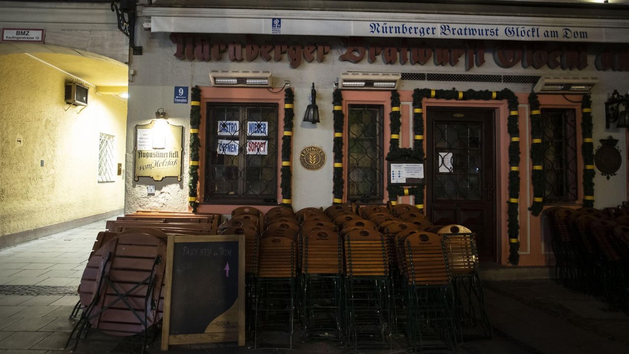 Las imágenes del acto de despedida del buque logístico australiano.Ciudadanos palestinos celebran el alto el fuego
