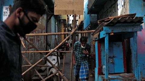 Varios hombres en  una barricada en India
