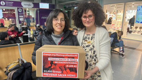 Mar&iacute;a Varela y Esther Taboada, en la estaci&oacute;n de tren de Santiago, antes de dirigirse a Madrid para presentar en Sanidad firmas para adelantar las mamograf&iacute;as a los 40 a&ntilde;os