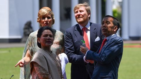 Los reyes de Holanda y el presidente indonesio y su mujer se desinfectan las manos antes del acto en el palacio Bogor